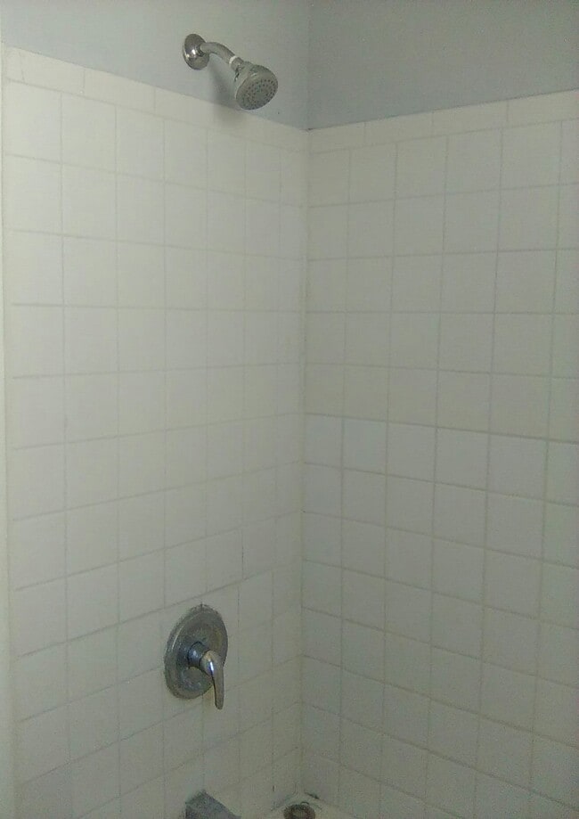 594 Roosevelt Ave in Carteret, NJ - Building Photo - Building Photo