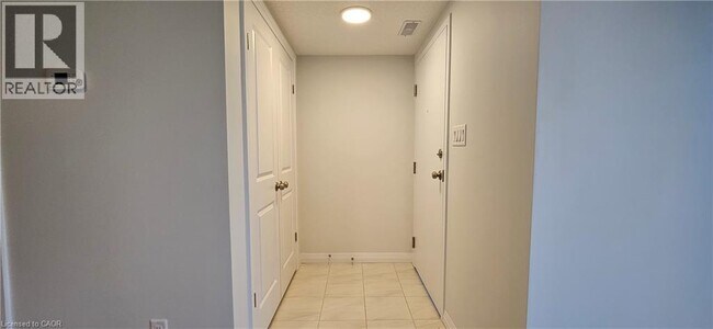 410 Northfield Dr W in Waterloo, ON - Building Photo - Building Photo