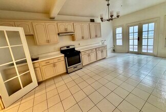 2618 N Vermont Ave in Los Angeles, CA - Foto de edificio - Building Photo