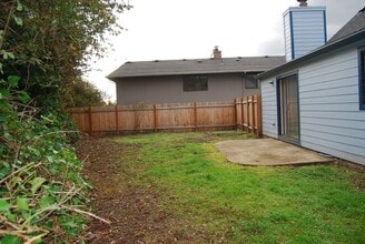 914 Charles St in Newberg, OR - Building Photo - Building Photo