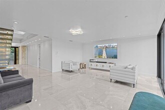 6124 Paradise Point Dr in Palmetto Bay, FL - Building Photo - Building Photo