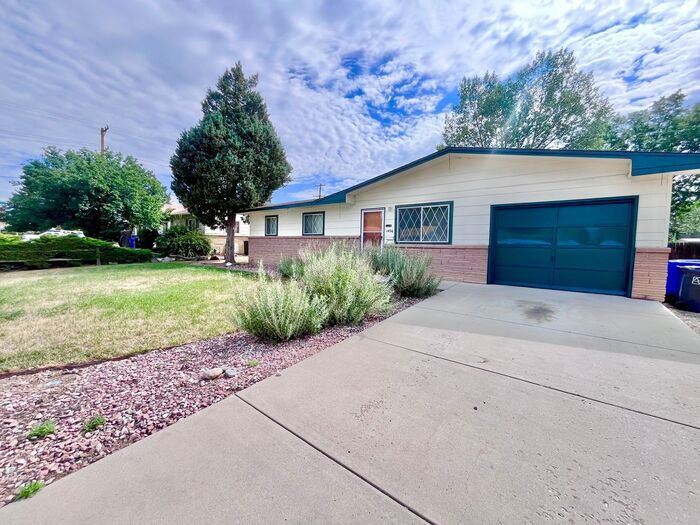 1406 S Douglas Ave in Loveland, CO - Building Photo