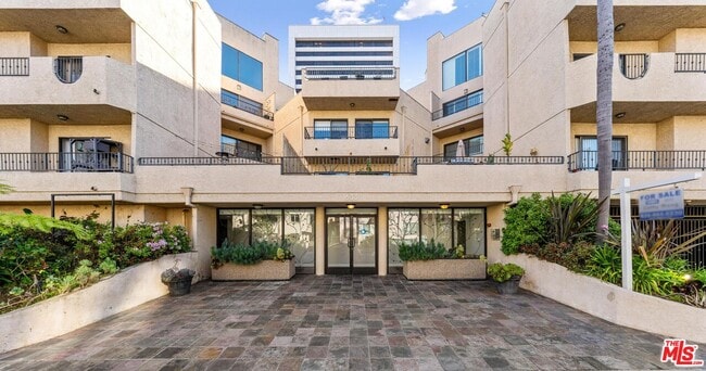 1633 S Bentley Ave in Los Angeles, CA - Building Photo - Building Photo