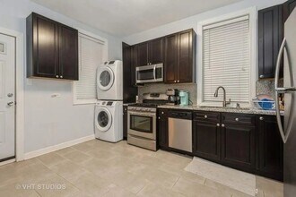 1140 W Roscoe St, Unit G in Chicago, IL - Foto de edificio - Building Photo