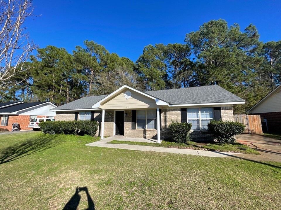 1221 Jubail Dr in Hinesville, GA - Building Photo