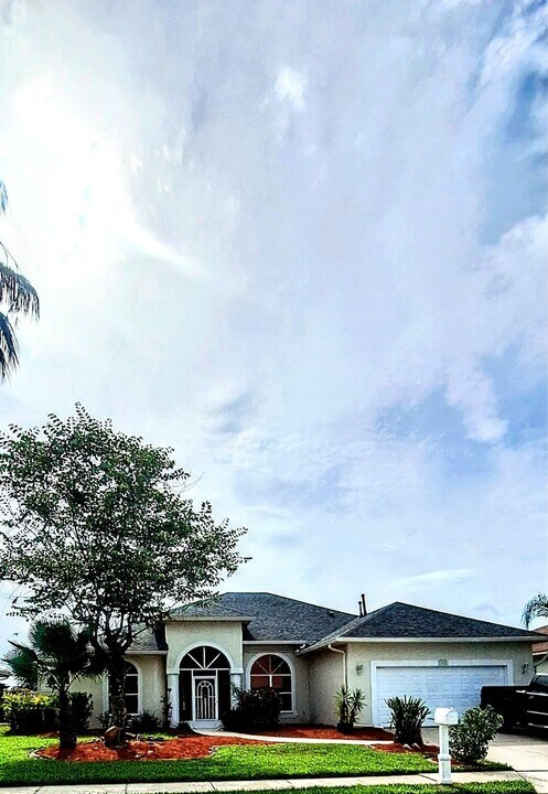 1032 Fieldstone Dr in Melbourne, FL - Building Photo