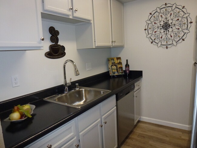 9523 NE 180th St, Unit A-104 in Bothell, WA - Foto de edificio - Building Photo