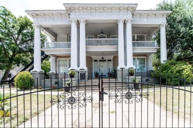 property at 407 N Moody St