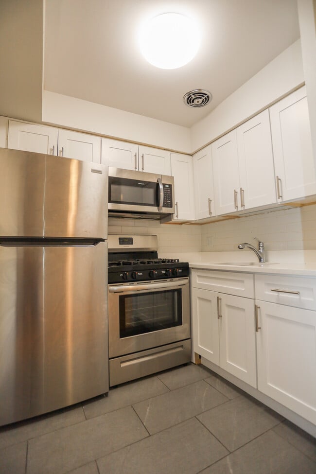 561 W Cornelia Ave, Unit #575