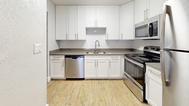 Westshore Palms at Kennedy in Tampa, FL - Building Photo - Building Photo