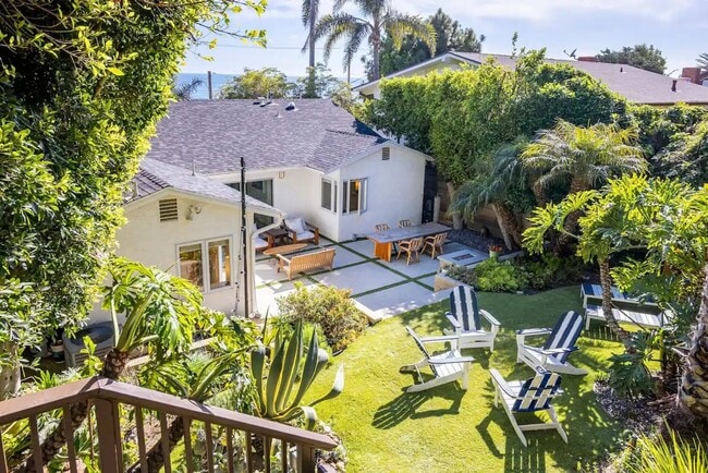 21563 Pacific Coast Hwy in Malibu, CA - Foto de edificio - Building Photo