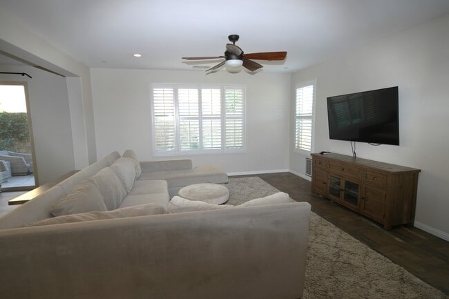 13373 Shoreham Dr in Moorpark, CA - Foto de edificio - Building Photo