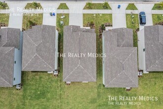 978 Hour Glass Rd in Lakeland, FL - Building Photo - Building Photo