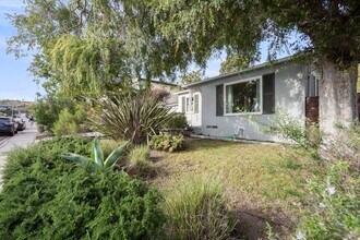 5277 Cass St in San Diego, CA - Building Photo - Building Photo
