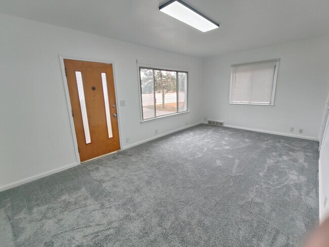 13210 S Redwood Rd in Riverton, UT - Foto de edificio - Building Photo