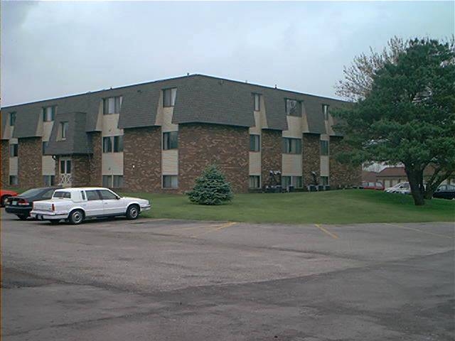 Quail Valley Apartments in Waterloo, IA - Building Photo