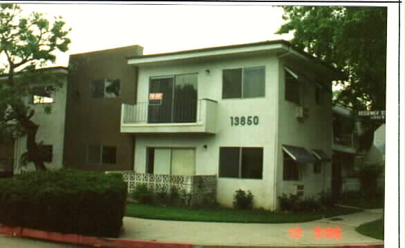 13850 Bessemer St in Van Nuys, CA - Building Photo - Building Photo