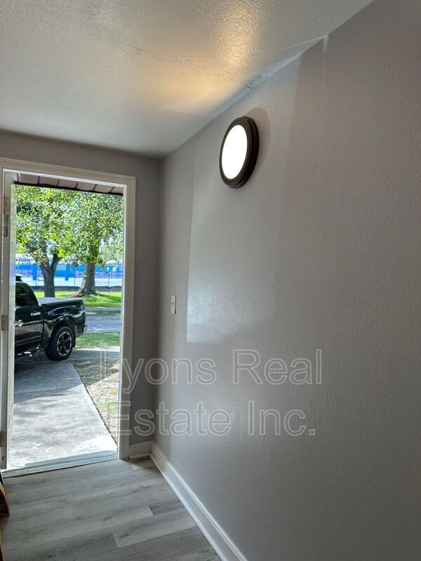 2115 Crawford St in Ft. Myers, FL - Foto de edificio - Building Photo