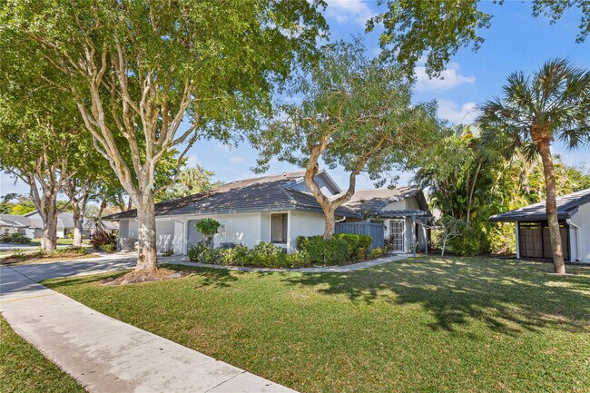 5051 Pine Dr in Boynton Beach, FL - Building Photo - Building Photo