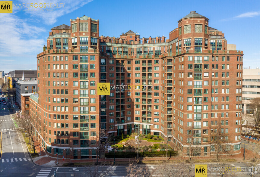 10 Rogers St, Unit PH2 in Cambridge, MA - Building Photo