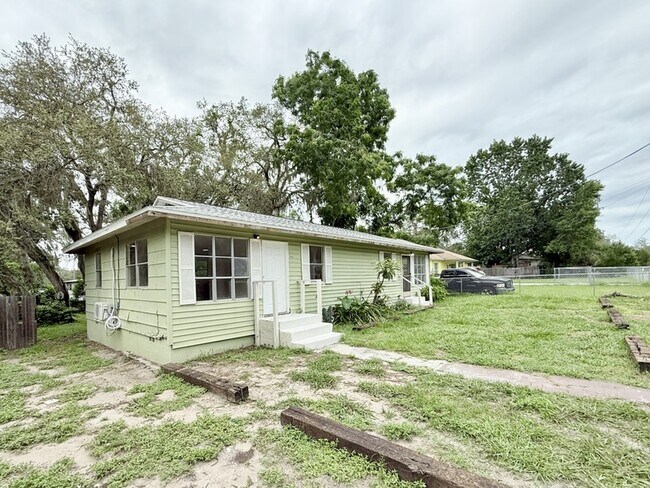 12005 Wanda Ave in New Port Richey, FL - Building Photo - Building Photo