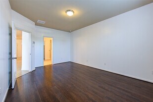 1130 Glenwood Canyon Ln in Houston, TX - Building Photo