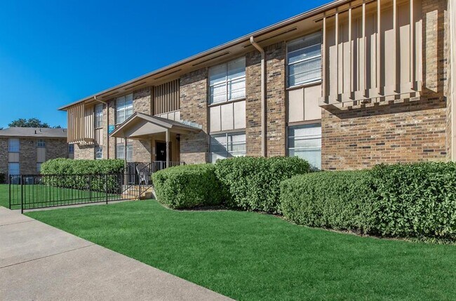 5501 Adams Dr, Unit 304 in Haltom City, TX - Building Photo - Building Photo