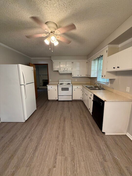 110 Oakwood Dr in Dickson, TN - Building Photo