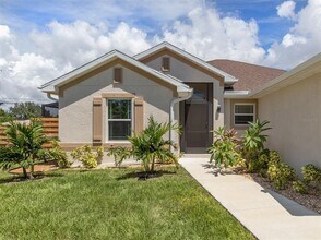 1190 Euclid Rd in Venice, FL - Foto de edificio - Building Photo