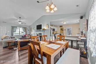 1006 Hollyfield Ct in Jacksonville, NC - Building Photo - Building Photo