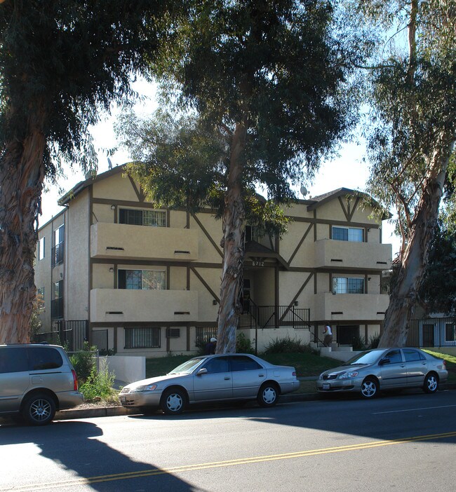 6712 Coldwater Canyon Ave in North Hollywood, CA - Foto de edificio - Building Photo