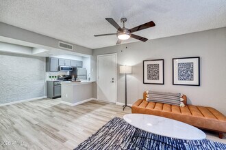 5225 E Thomas Rd in Phoenix, AZ - Building Photo - Building Photo