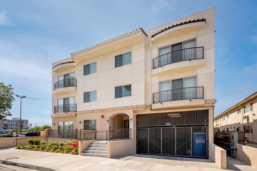 14526 Hartland St in Van Nuys, CA - Foto de edificio