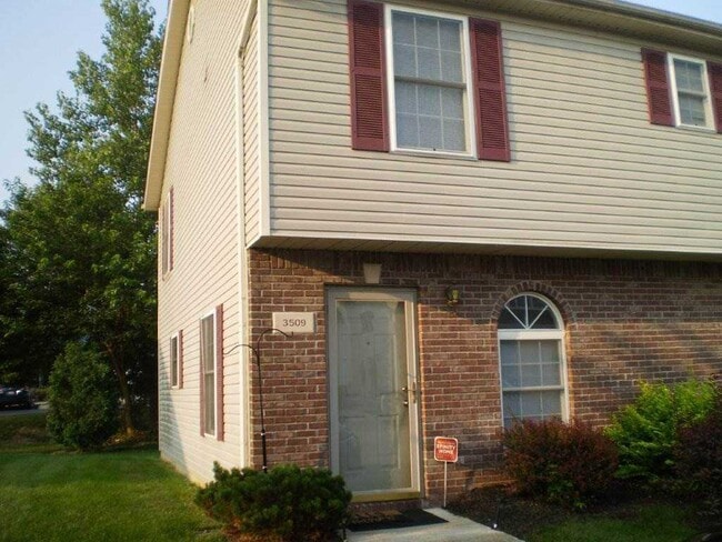 property at 3509 S Oaklawn Cir