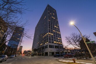 4343 N Clarendon Ave, Unit 613 in Chicago, IL - Foto de edificio - Building Photo