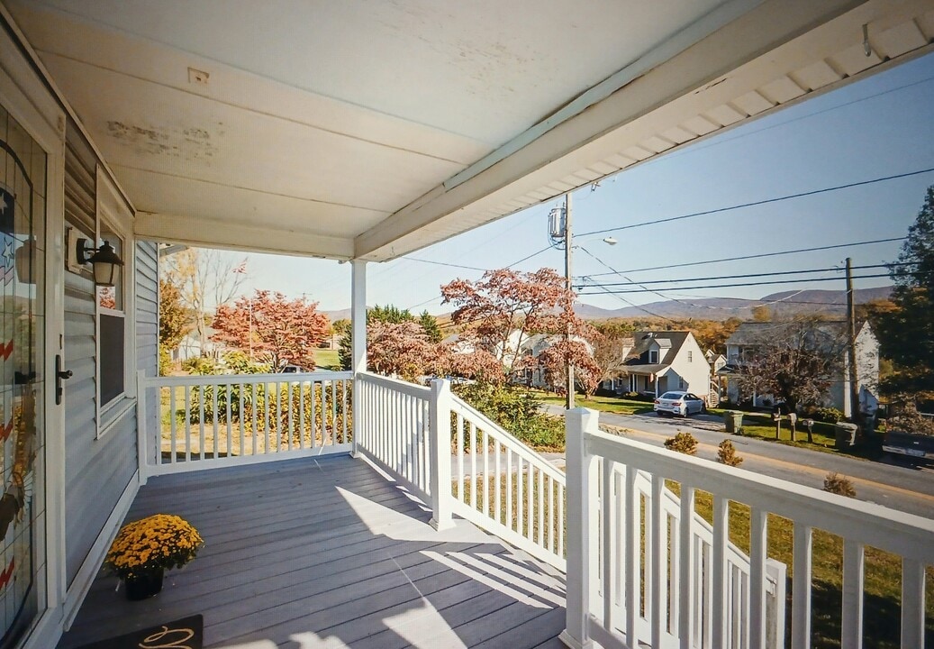 917 Sherwood Ave in Waynesboro, VA - Foto de edificio