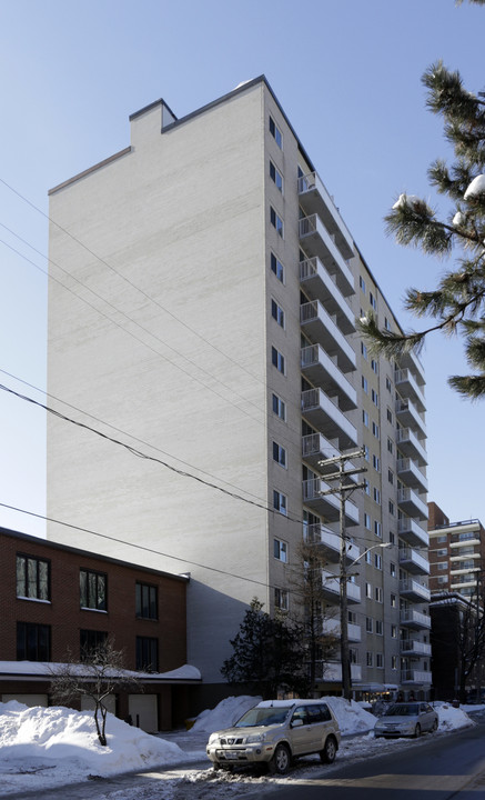 Elizabeth Apartments in Ottawa, ON - Building Photo