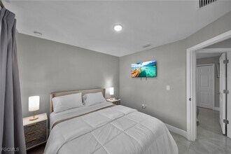 1006 Albert Ave in Lehigh Acres, FL - Foto de edificio - Building Photo