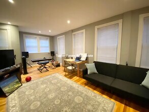 82 Phillips St, Unit 2 in Boston, MA - Foto de edificio - Building Photo