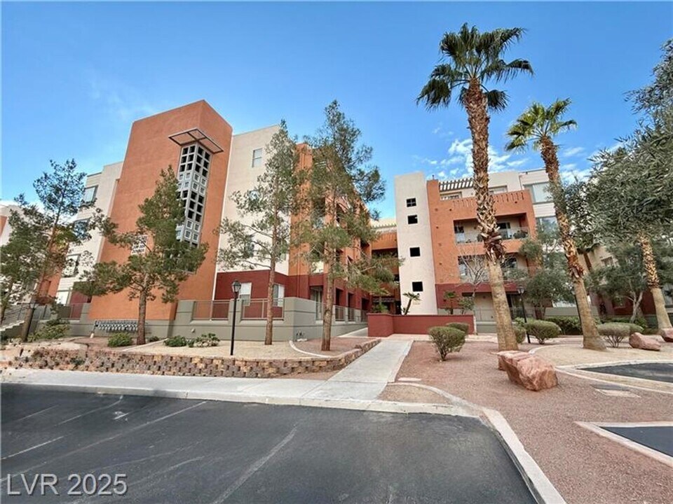 75 E Agate Ave in Las Vegas, NV - Building Photo