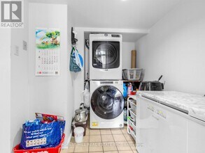 15 Maitland Pl in Toronto, ON - Building Photo - Building Photo