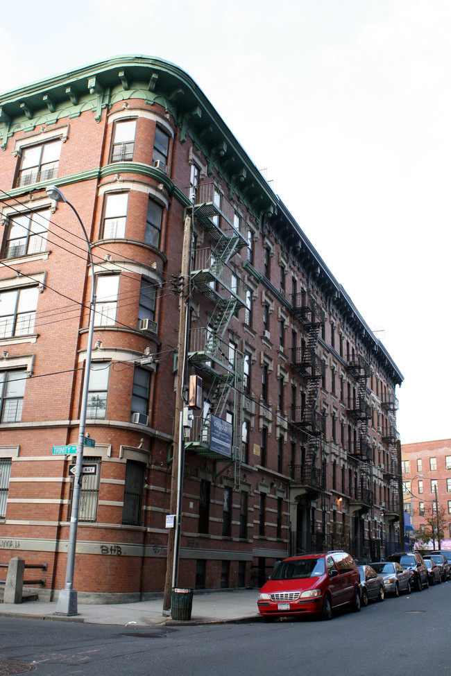 660-664 E 166th St in Bronx, NY - Foto de edificio - Building Photo