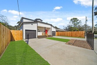 1512 W Blum St-Unit -A in Alvin, TX - Building Photo - Building Photo