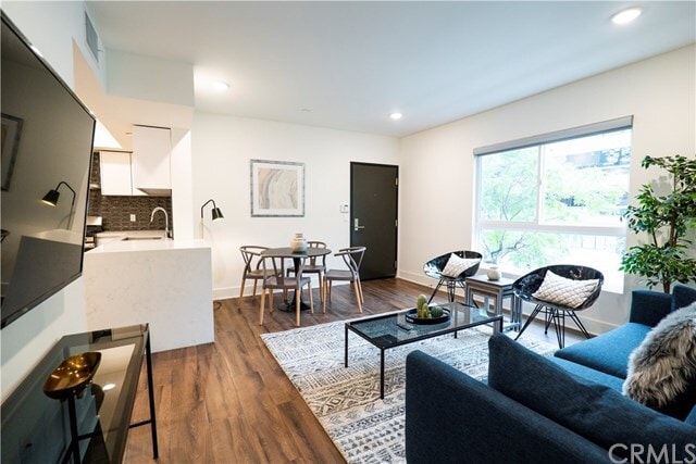 1223 Wellesley Ave-Unit -303 in Los Angeles, CA - Building Photo - Building Photo