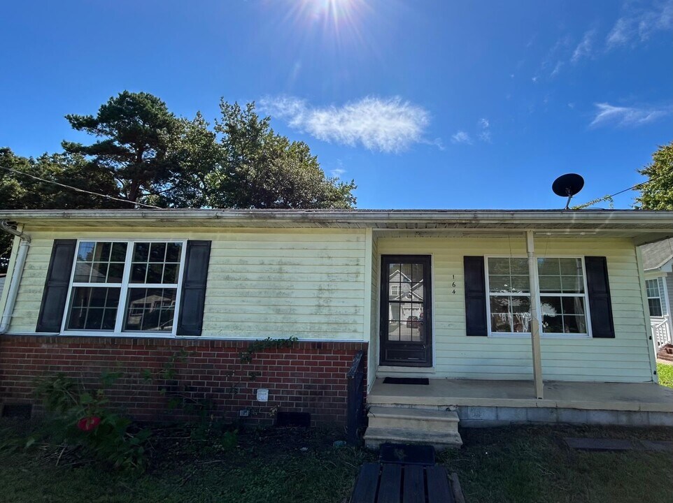 164 Hughes Ave in Virginia Beach, VA - Building Photo
