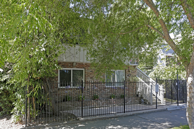 2410 Q St in Sacramento, CA - Building Photo - Building Photo