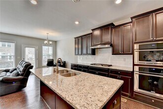 810 Sunset Park Dr in Suwanee, GA - Building Photo - Building Photo
