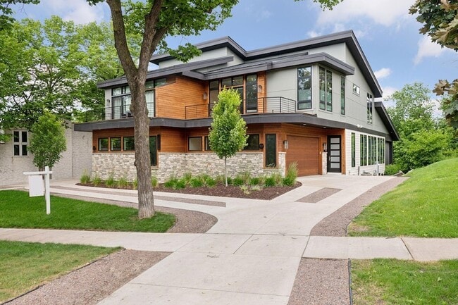 property at 1726 Kenwood Pkwy