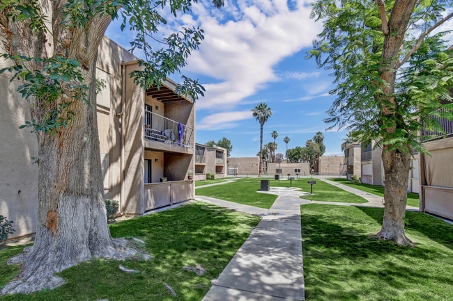 Cielo Vista Apartments in Indio, CA - Foto de edificio - Building Photo