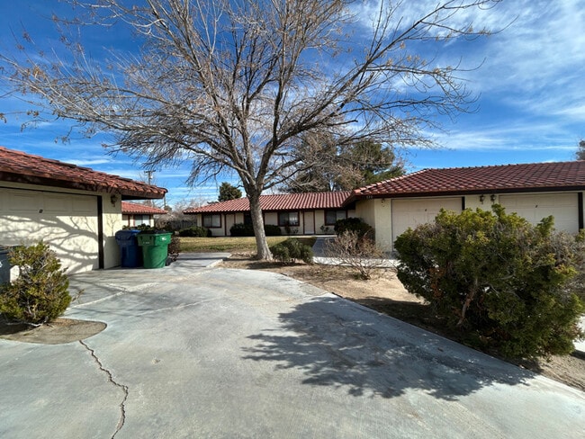 720 N Florence St in Ridgecrest, CA - Foto de edificio - Building Photo
